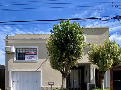 Casa en Venta de 5 ambientes. Parque con pleta. Quincho y parrilla. Villa Massoni, Zárate
