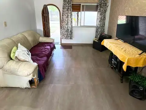 Casa 3 Ambientes con Cochera y Fondo en Venta en Lanús