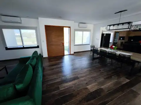 Casa en Venta con 3 cocheras