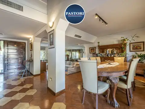 VENTA DE CASA de 6 amb, gge p/2 autos y patio quincho pil