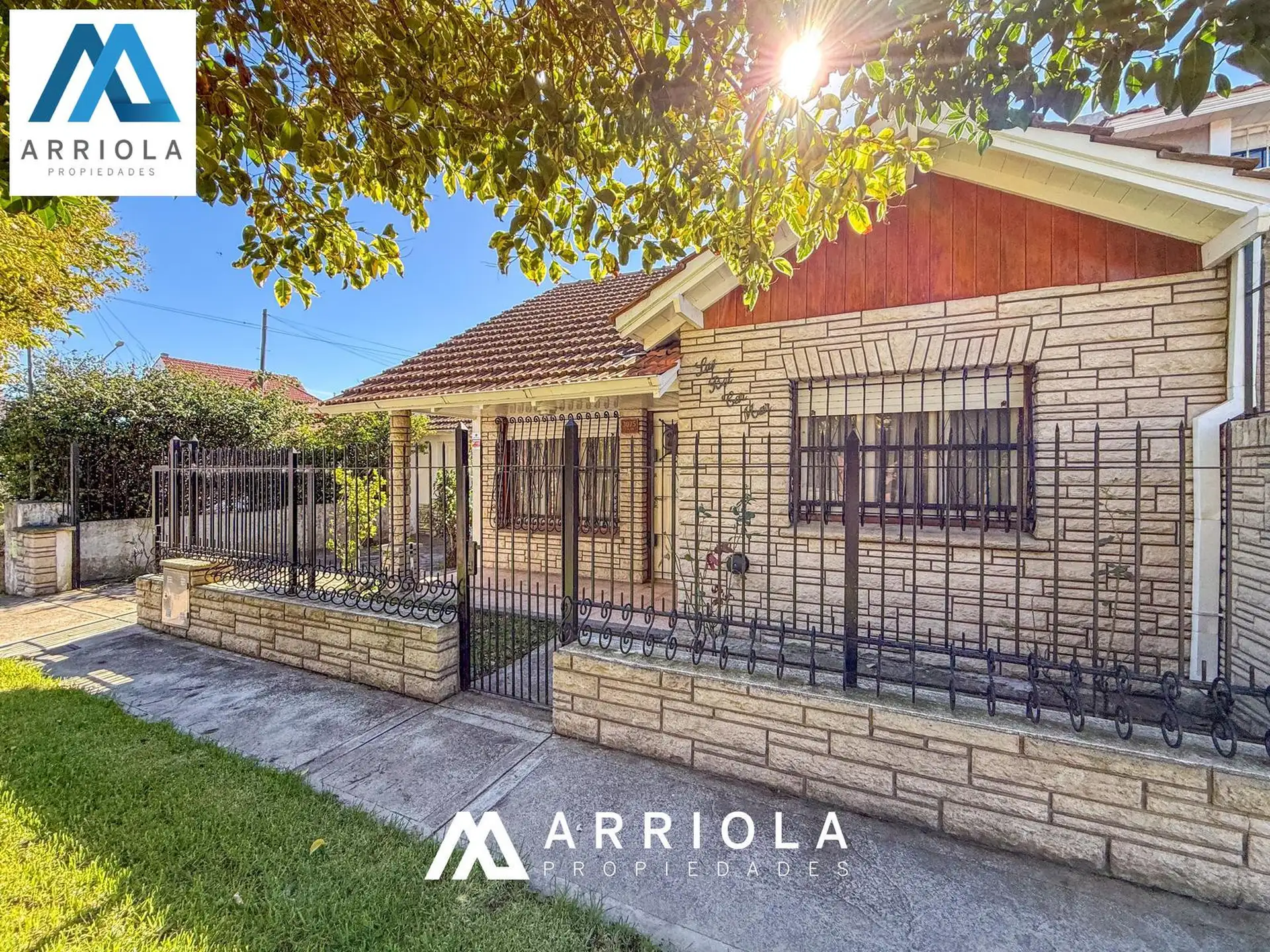 Casa de 3 ambientes con Patio Garage doble Quincho. Apto credito.