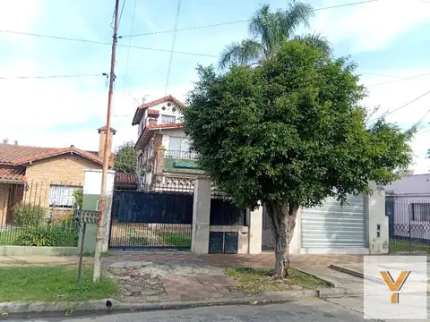 Casa Multifamiliar en venta - 9 Dormitorios 9 Baños - Caseros