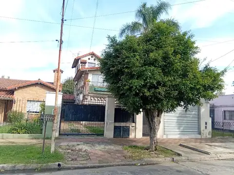 Casa Multifamiliar en venta - 9 Dormitorios 9 Baños - Caseros