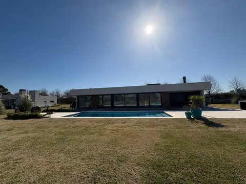 Casa en Alquiler con 2 cocheras