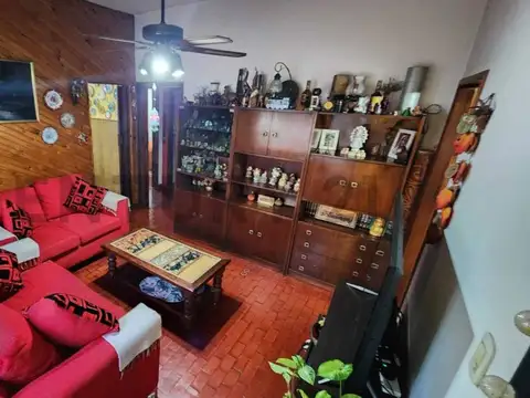 Casa 5 ambientes con cochera y fondo libre a metros del centro de castelar Norte