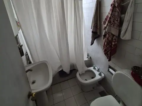 2 ambientes con balcón al frente