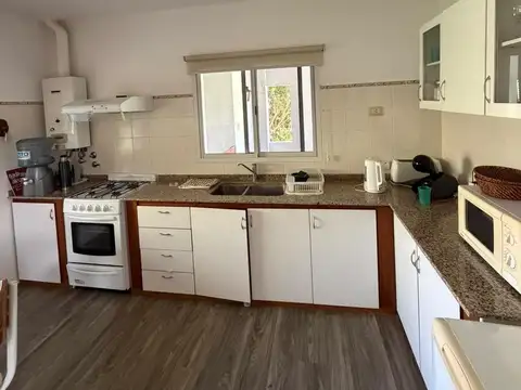 Casa en Alquiler con 2 cocheras