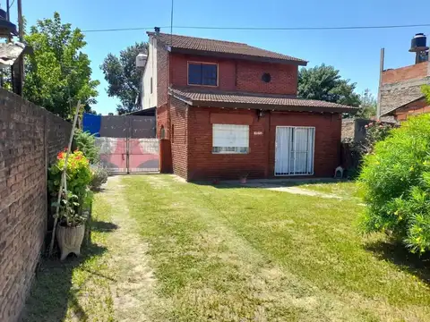 Venta Casa en 2 plantas con jardin  cochera parque