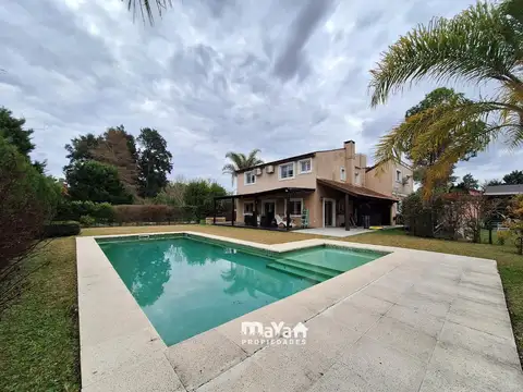 CASA EN ESQUINA SOBRE 2 LOTES (971 m²) • EL BOSQUE