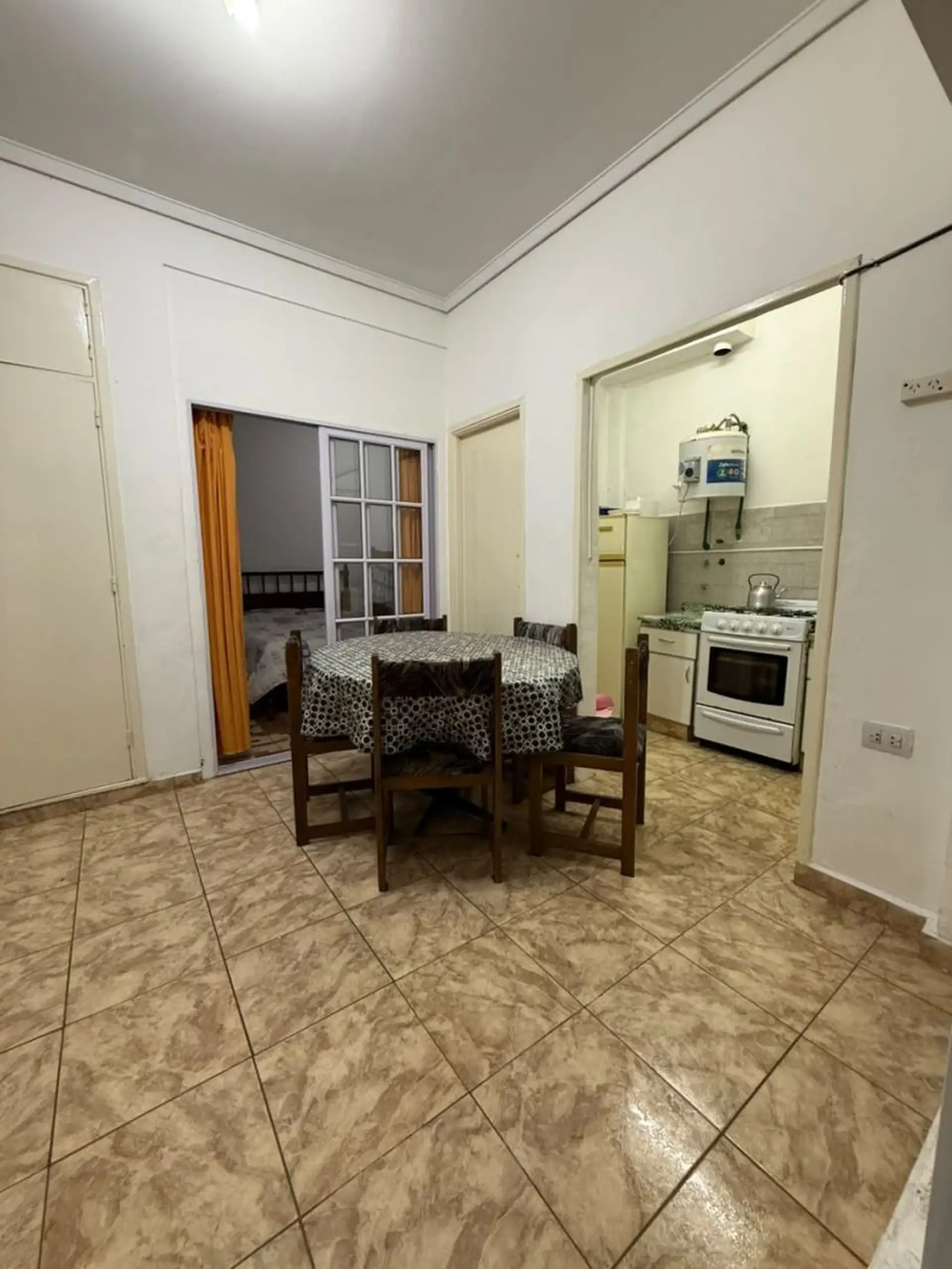 Departamento de 2 ambientes con dependencia y patio en zona Centro