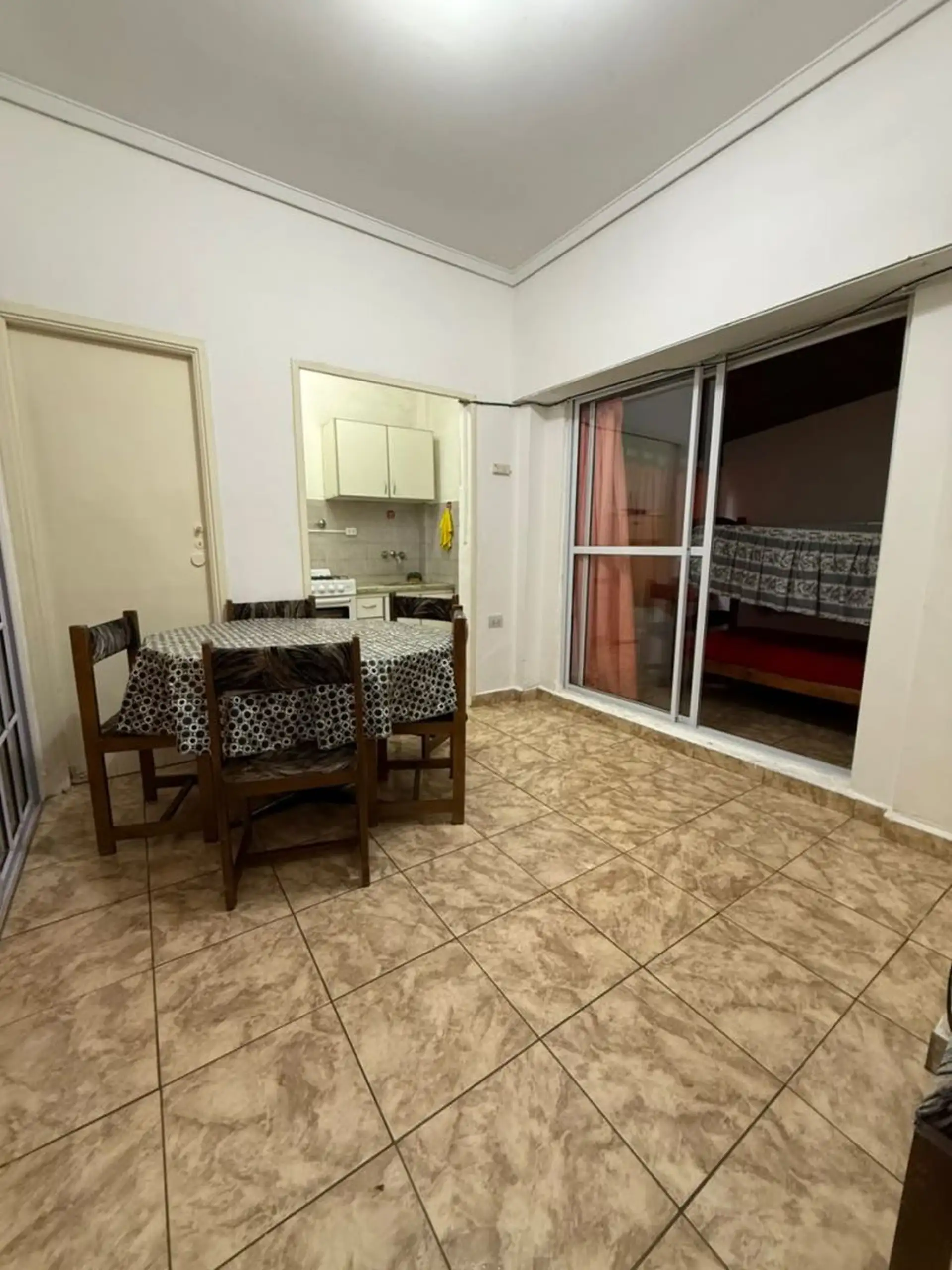 Departamento de 2 ambientes con dependencia y patio en zona Centro