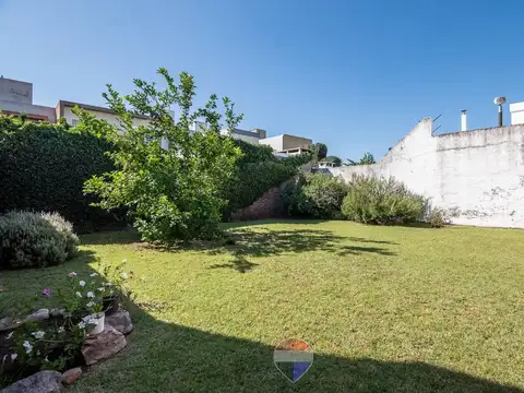 VENTA CASA URCA CBA 4 DORMS 2 pisos patio y asador