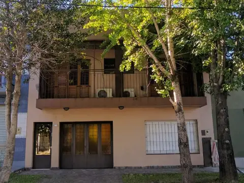 MAGNIFICA CASA EN DOS PLANTAS EN QUILMES OESTE. EXCELENTE UBICACION Y ESTADO.