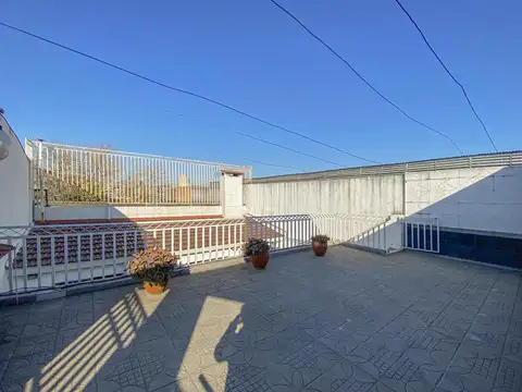 Casa 8 ambientes con 3 baños