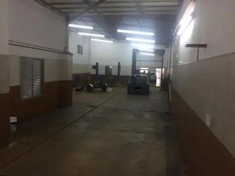 Excelente Galpón con Departamentos