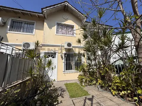 VENTA DUPLEX 3 AMBIENTES CON COCHERA Y JARDIN