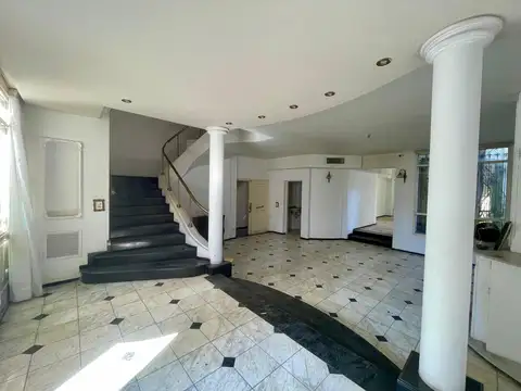 Sarmiento  al 2000 - Casa de 5 dormitorios a refaccionar