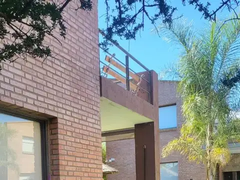 Casa 6 ambientes con 5 baños