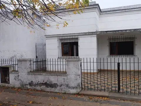 CASA EN VENTA DE 2 DORMITORIOS BERISSO