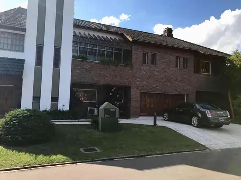 Excelente casa en 2 plantas - 690 m2 construidos sobre lote de 2140 m2