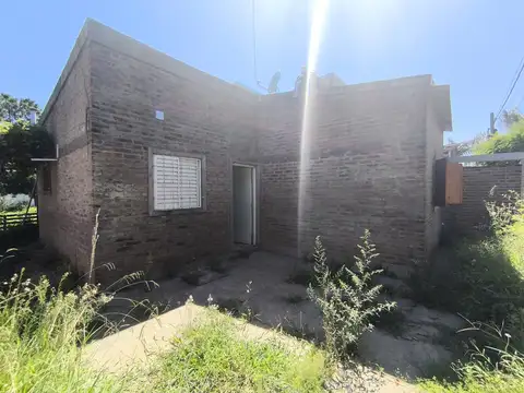 Se vende casa de dos dormitorios en amplio terreno. Permuta o Financiacion