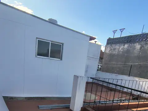 EXCELENTE PH DE 3 AMBIENTES AL FRENTE EN PB CON COCHERA PARA 2 AUTOS.-