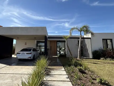 CASA EN VENTA A LA LAGUNA – Área 11, San Sebastián | Pileta, sauna y orientación