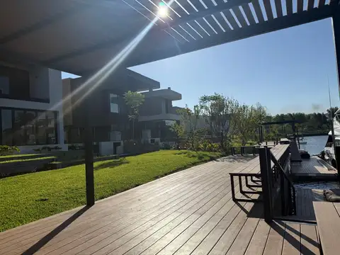 Casa en Alquiler con 2 cocheras