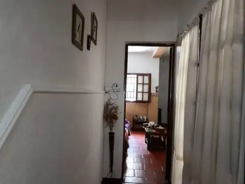 Casa De Dos Dormitorios, Un Baño, Galeria Y Jardin. Frente A Escuela Normal