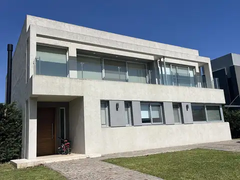 Ayres plaza - moderna casa en venta