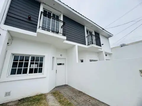 Duplex de cuatro ambientes reciclado con entrada de auto