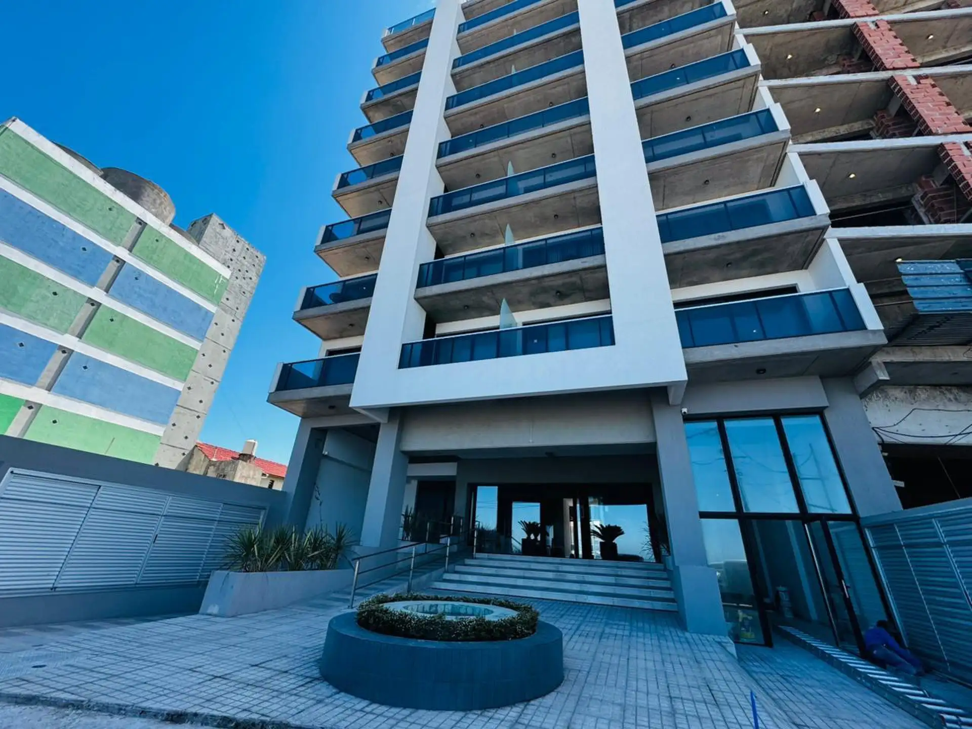 Departamento en Felix U Camet 2500 de tres ambientes con cochera y vista al mar