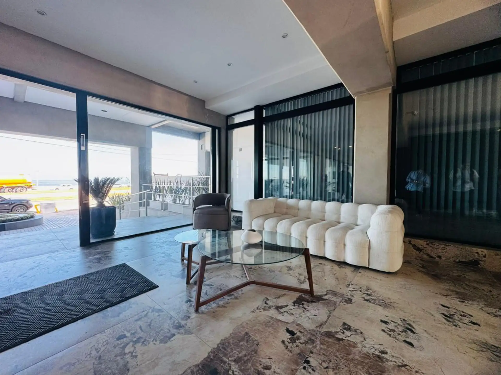 Departamento en Felix U Camet 2500 de tres ambientes con cochera y vista al mar