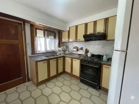 Casa 4 ambientes con 2 baños