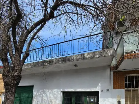 Casa con local al frente y garage, una planta