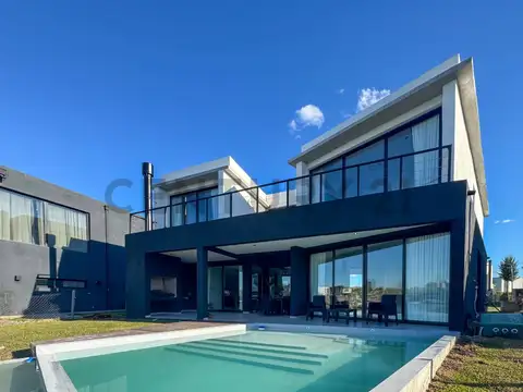 Casa a estrenar al río con amarra en Barrio Náutico Canal Villanueva Tigre