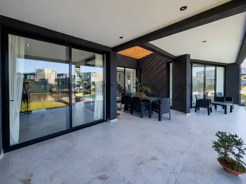 Casa a estrenar al río con amarra en Barrio Náutico Canal Villanueva Tigre
