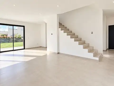 Casa en Venta con 4 cocheras