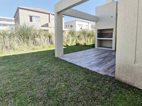 CASA EN VENTA EN SARAVI VILLAGE - DUPLEX 4 AMB.