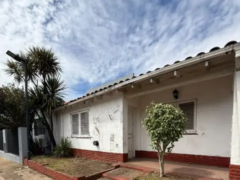 Venta casa lote propio con jardín y pileta saavedra