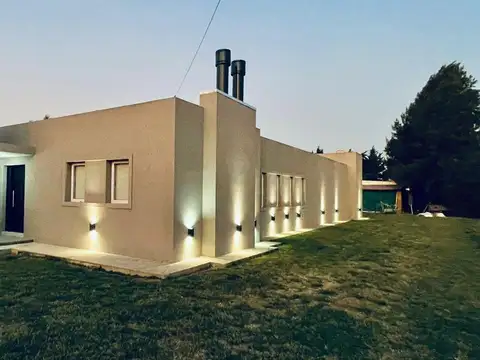 OPORTUNIDAD VENTA CASA 4 AMBIENTES PISCINA TOMA PERMUTA