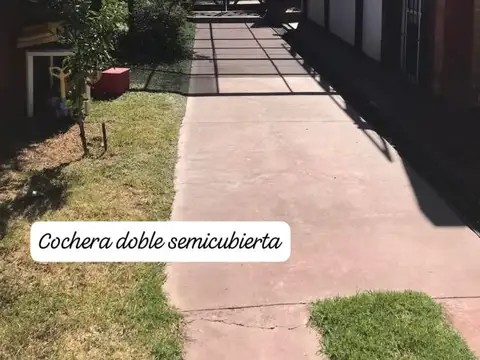 Casa en Venta con 2 cocheras
