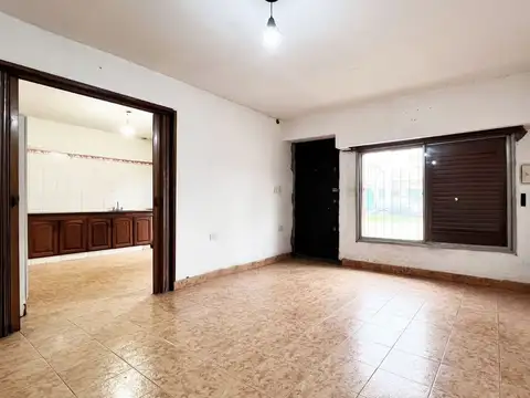 Casa  4 Amb en venta  con patio y cochera- Moreno