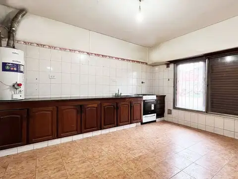 Casa  4 Amb en venta  con patio y cochera- Moreno