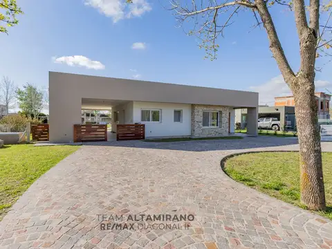 Casa 6 ambientes con 4 baños