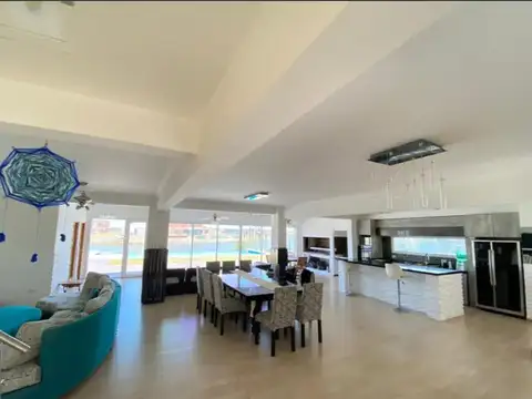 Casa 5 ambientes con 4 baños