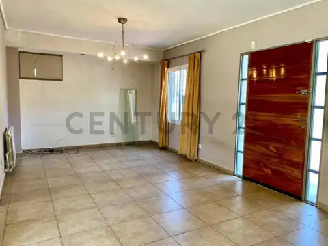 Casa en Alquiler con 2 cocheras