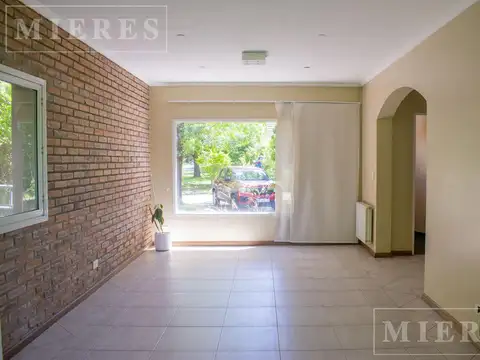 Casa en Alquiler con 1 cochera