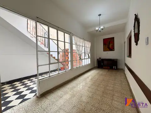 Casa 6 ambientes con 2 baños