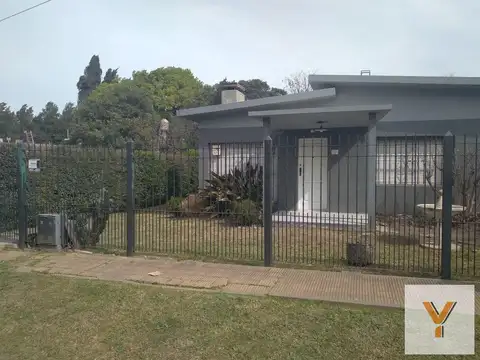 Casa en venta - 2 dormitorios 1 baño - parque con parrilla - 110mts2 - Francisco Alvarez